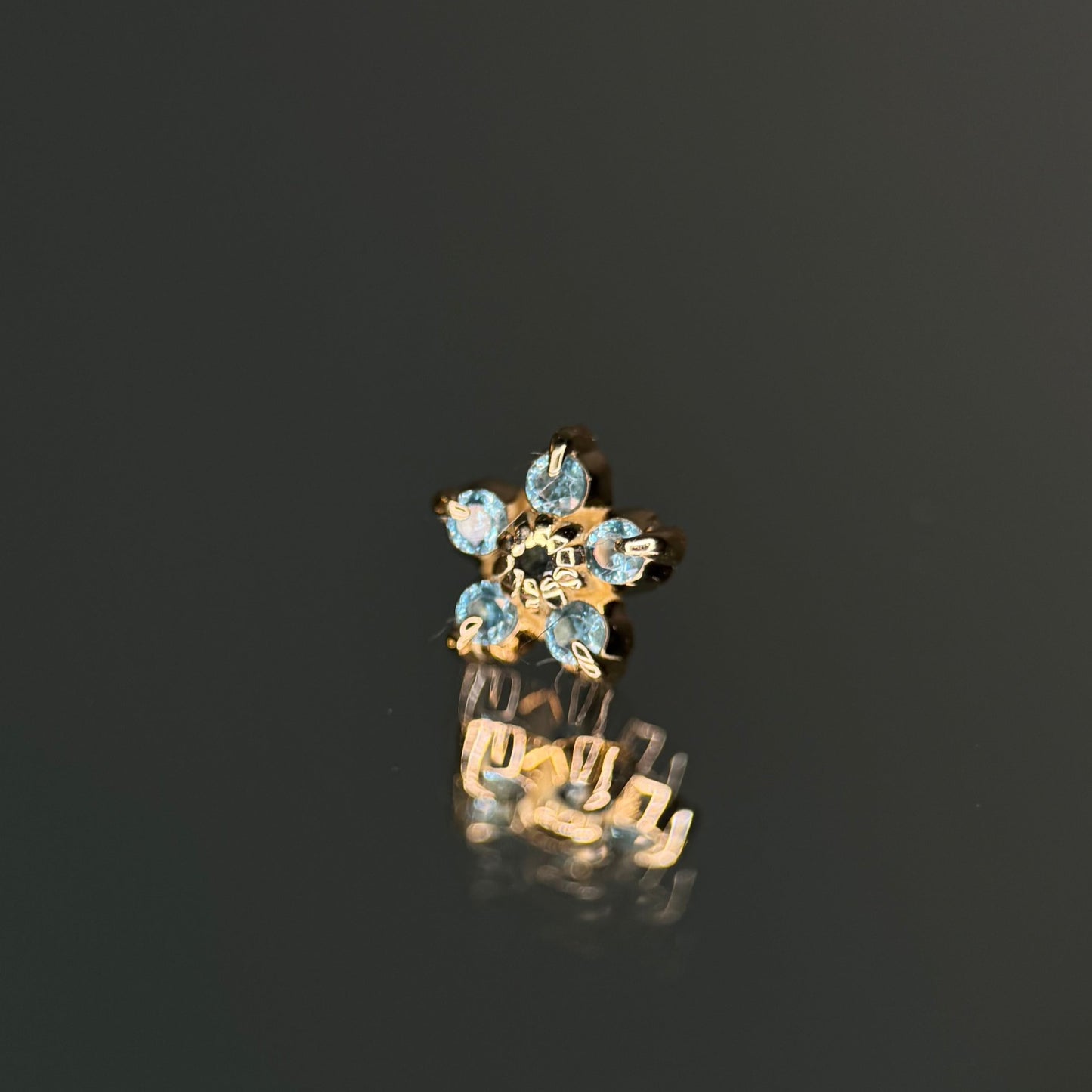 Flowers love blue Solid Gold piercing